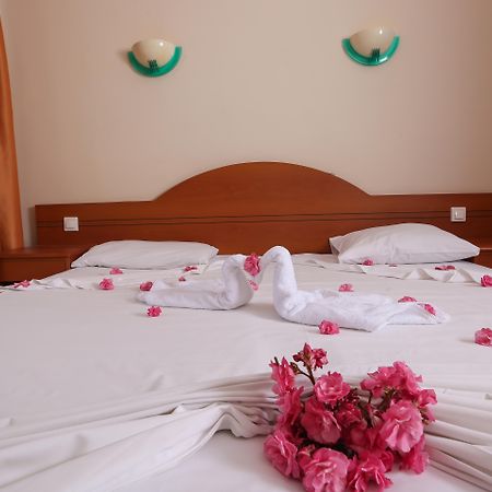 Tuntas Family Suites Кушадасъ Екстериор снимка