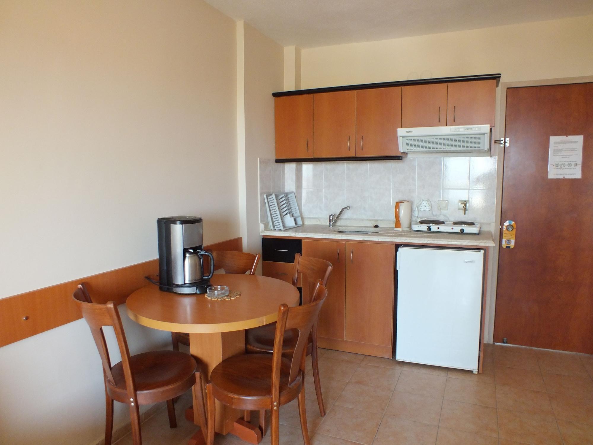 Tuntas Family Suites Кушадасъ Екстериор снимка